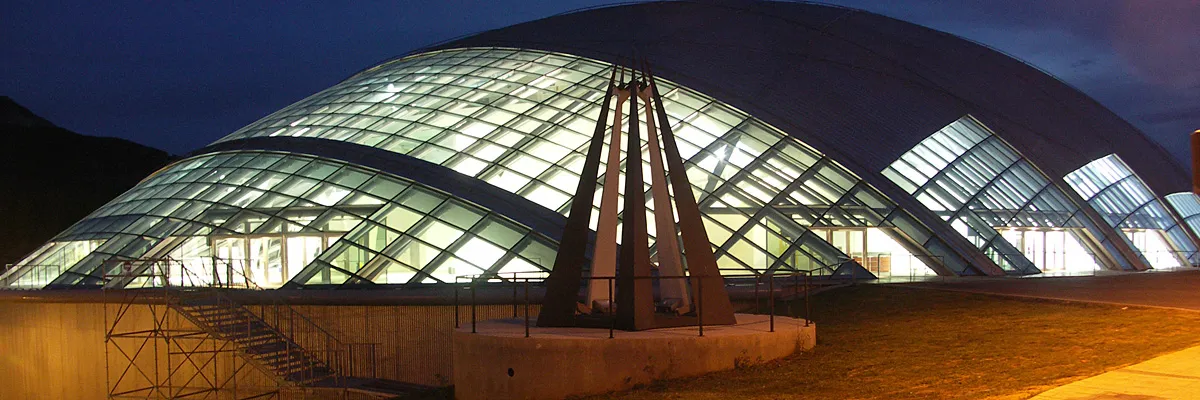 La cúpula del Pabellón de Hielo de Jaca iluminada al anochecer — Pabellón de Hielo de Jaca