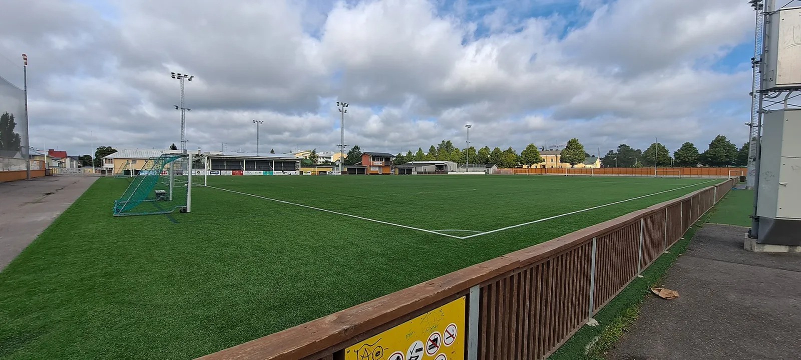 The artificial-turf ball field in Porvoo that the city turns into an artificial-ice rink in winter, seen in summer. — Pallokentän iso tekojää