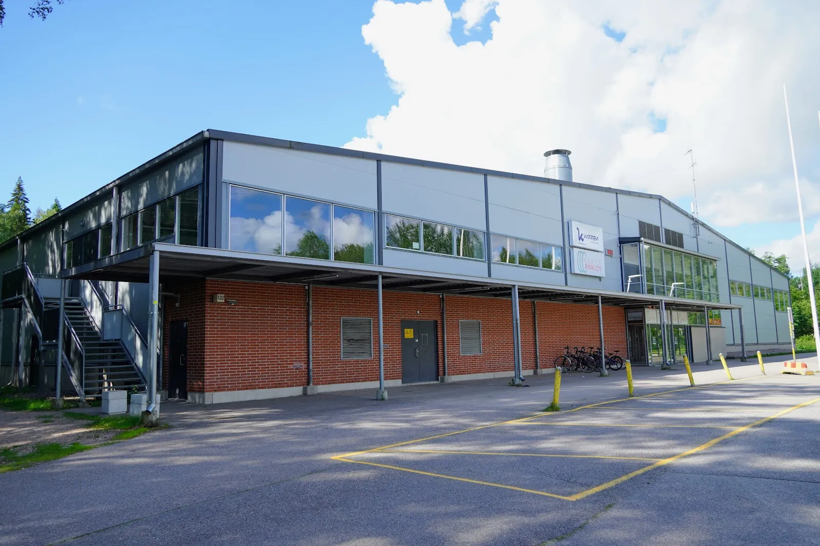 Byggnaden Paloheinän jäähalli sedd från parkeringen – Paloheinän jäähalli