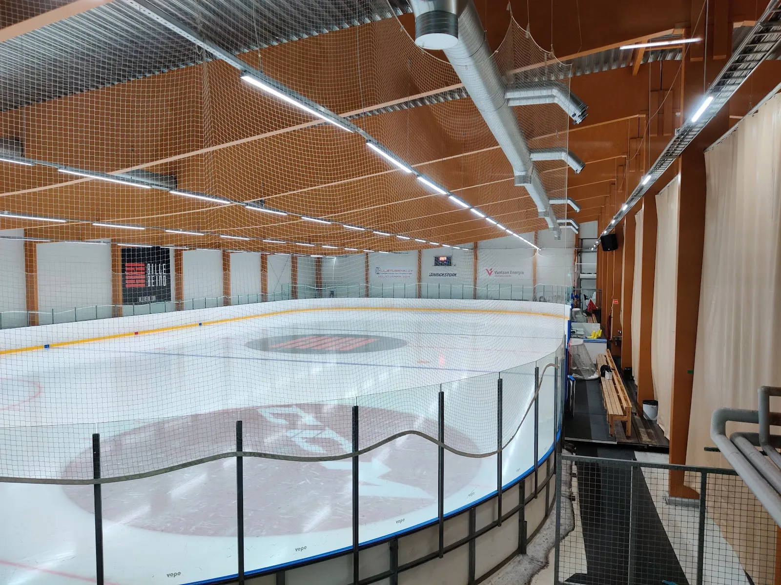 Isen i en av de två rinkarna i Paloheinän jäähalli – Paloheinän jäähalli