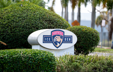 El letrero de la entrada de Panthers IceDen entre las áreas verdes — Florida Panthers IceDen (Coral Springs)