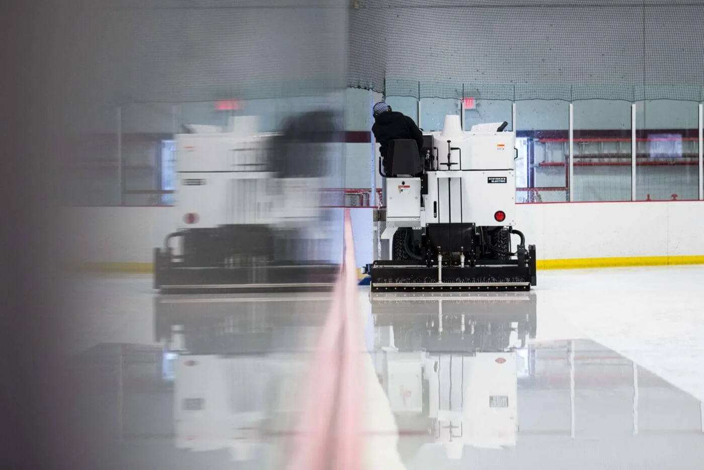 Pista vacía recién inundada con una pulidora de hielo blanca — Parade Ice Garden
