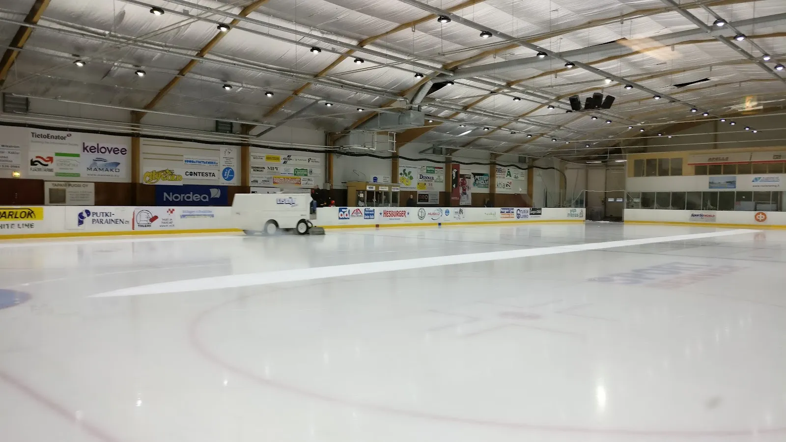 Paraisten jäähalli (MälöMarin Arena), ice with the resurfacer at the boards — Paraisten jäähalli (MälöMarin Arena)