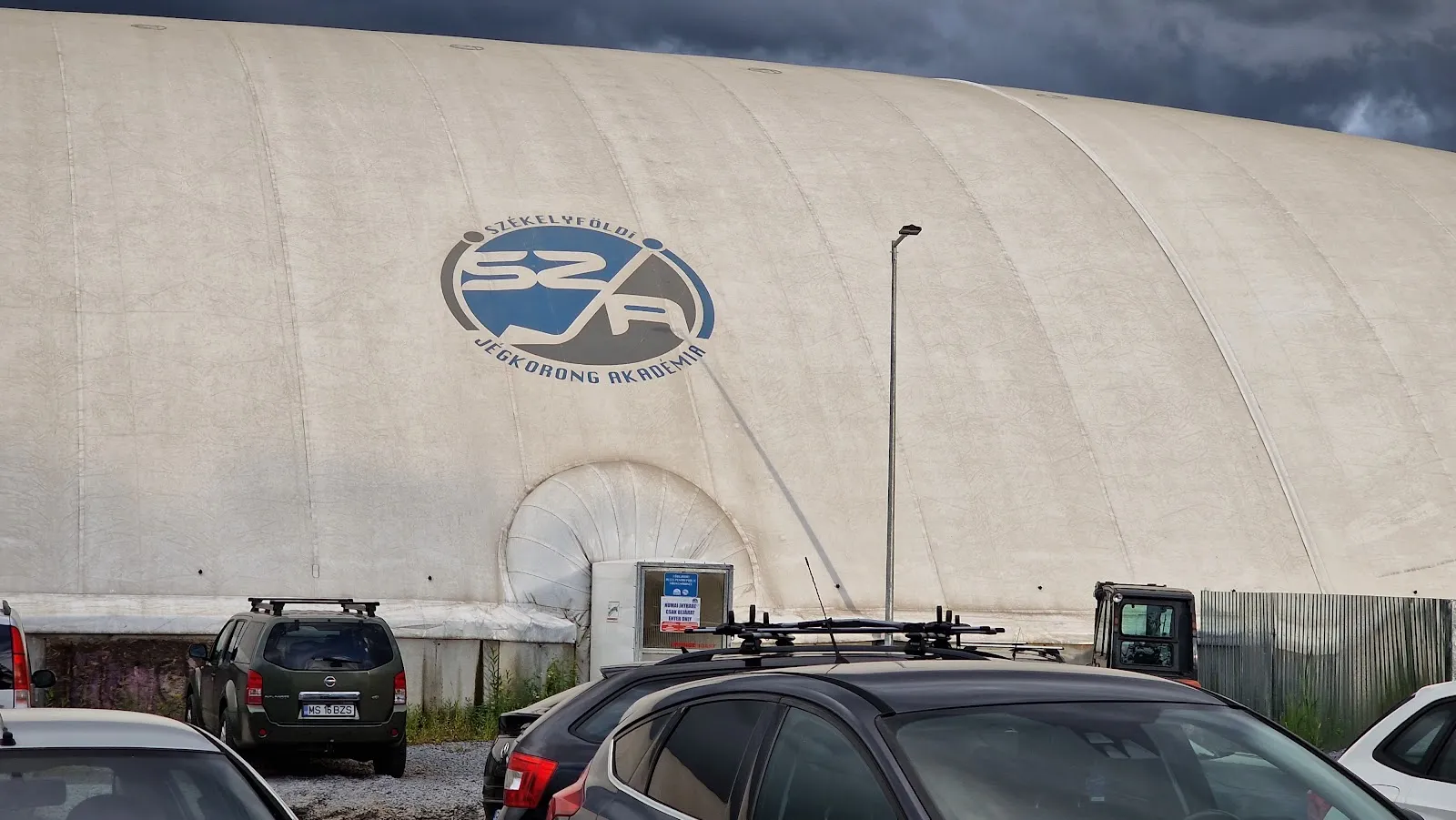 Sala albă acoperită cu balon a Patinoarului Mureș — Patinoarul Mureș