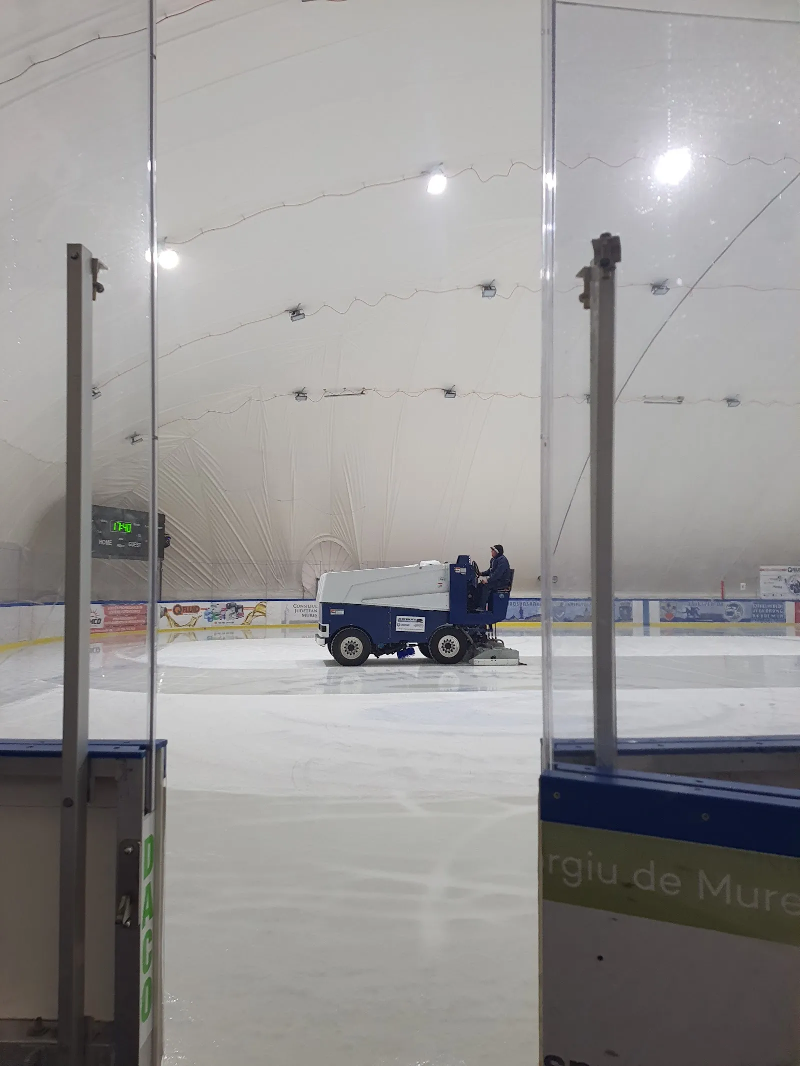 Suprafața de gheață de la Patinoarul Mureș în timpul refacerii gheții — Patinoarul Mureș