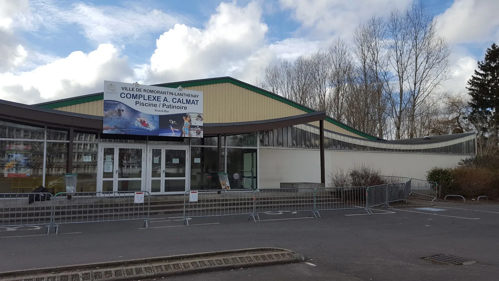 L’entrée du complexe Alain Calmat (piscine / patinoire), à Romorantin-Lanthenay — Patinoire Alain Calmat