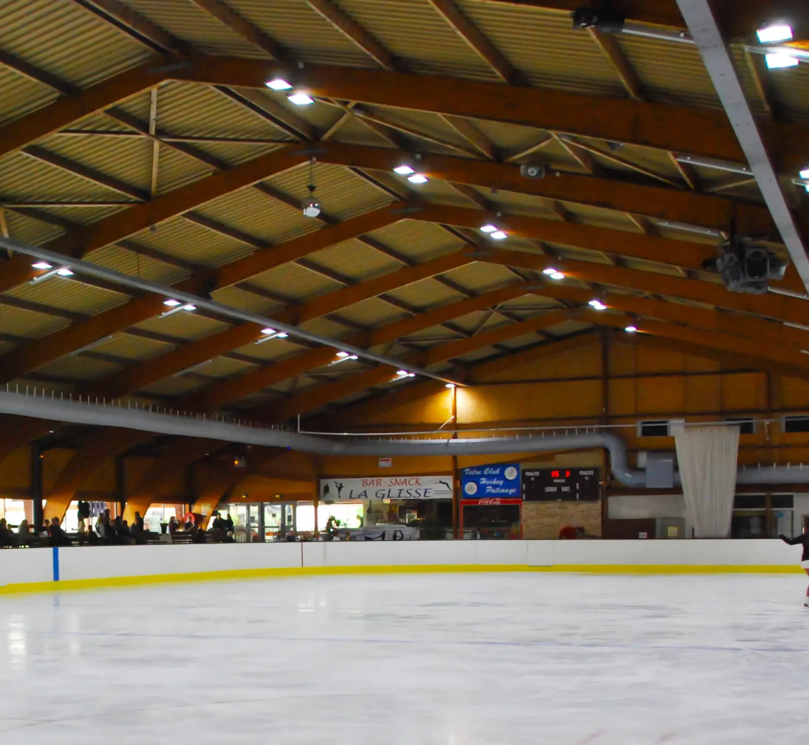 La salle de glace de la patinoire Alain Calmat, à Romorantin-Lanthenay (recadrée à partir de l’image du site de l’exploitant) — Patinoire Alain Calmat