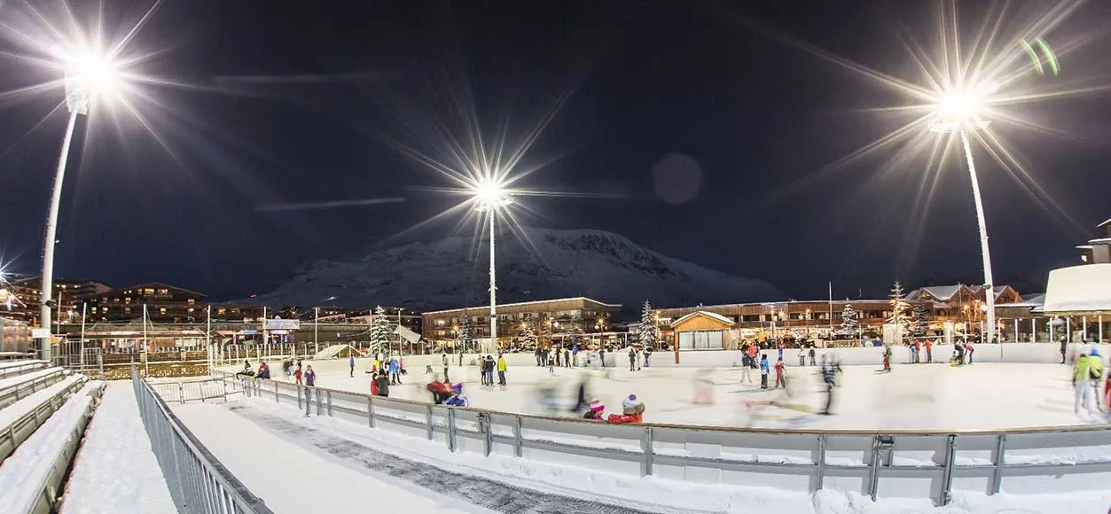 La patinoire de plein air de nuit sous les projecteurs — Patinoire d'Alpe d'Huez