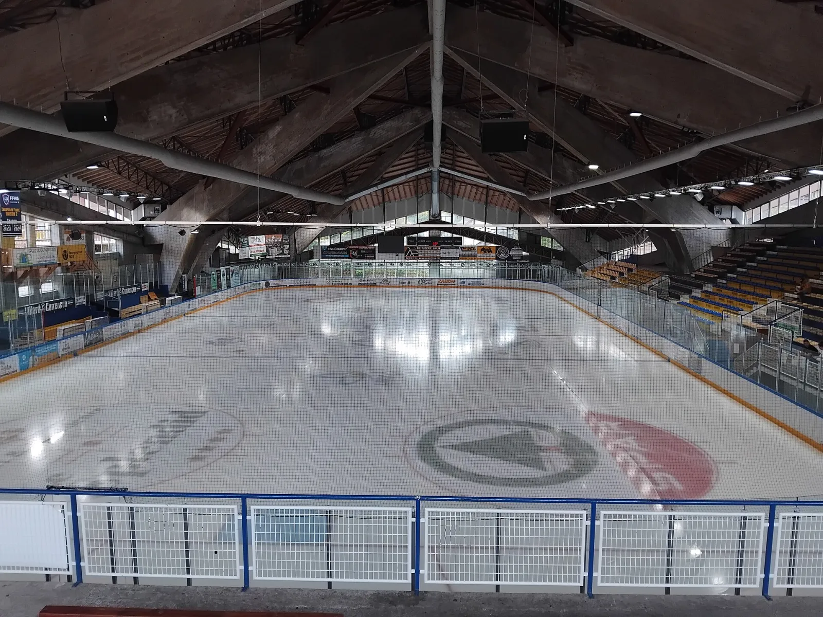 La piste couverte de la patinoire André Ravix vue depuis les gradins — Patinoire André Ravix