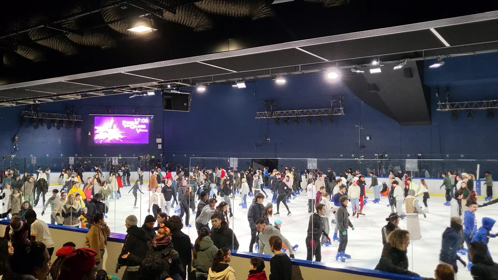 Une séance publique sur la glace de la patinoire de l’Accor Arena, avec l’écran géant et les gradins en arrière-plan — Patinoire Accor Arena