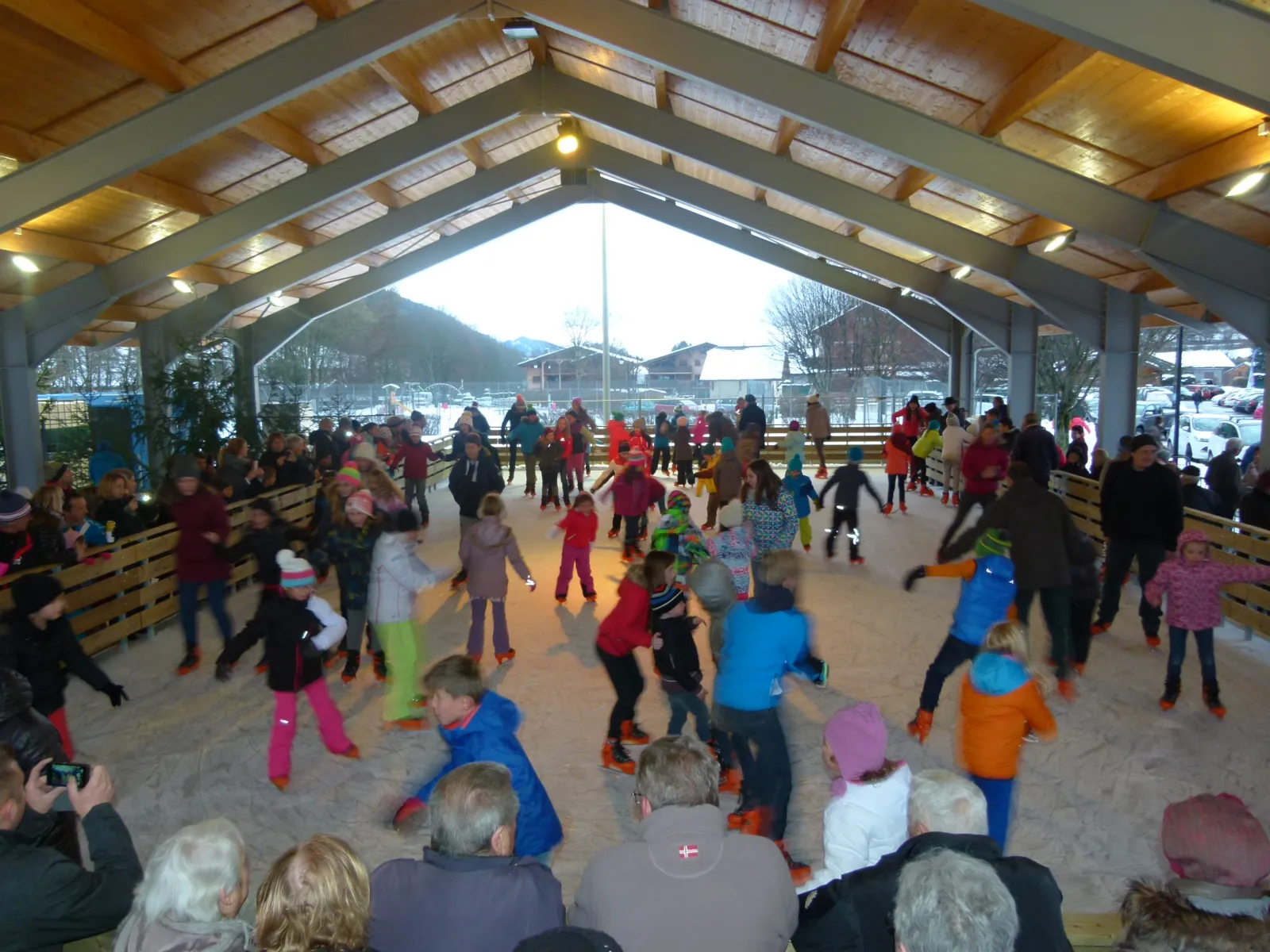 Des patineurs sur la patinoire couverte en glace naturelle de Bernex — Patinoire de Bernex