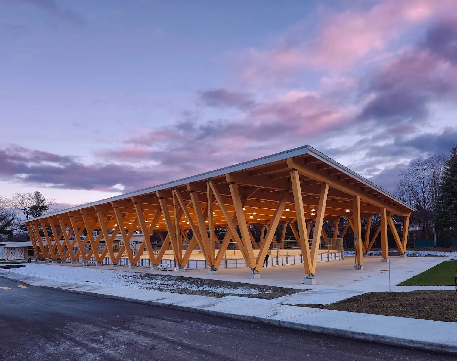 El techo de madera cubierto sobre la pista Bleu Blanc Bouge de Parc Honorine-Melançon, en Saint-Jérôme, al atardecer — Patinoire Bleu Blanc Bouge (parc Honorine-Melançon)