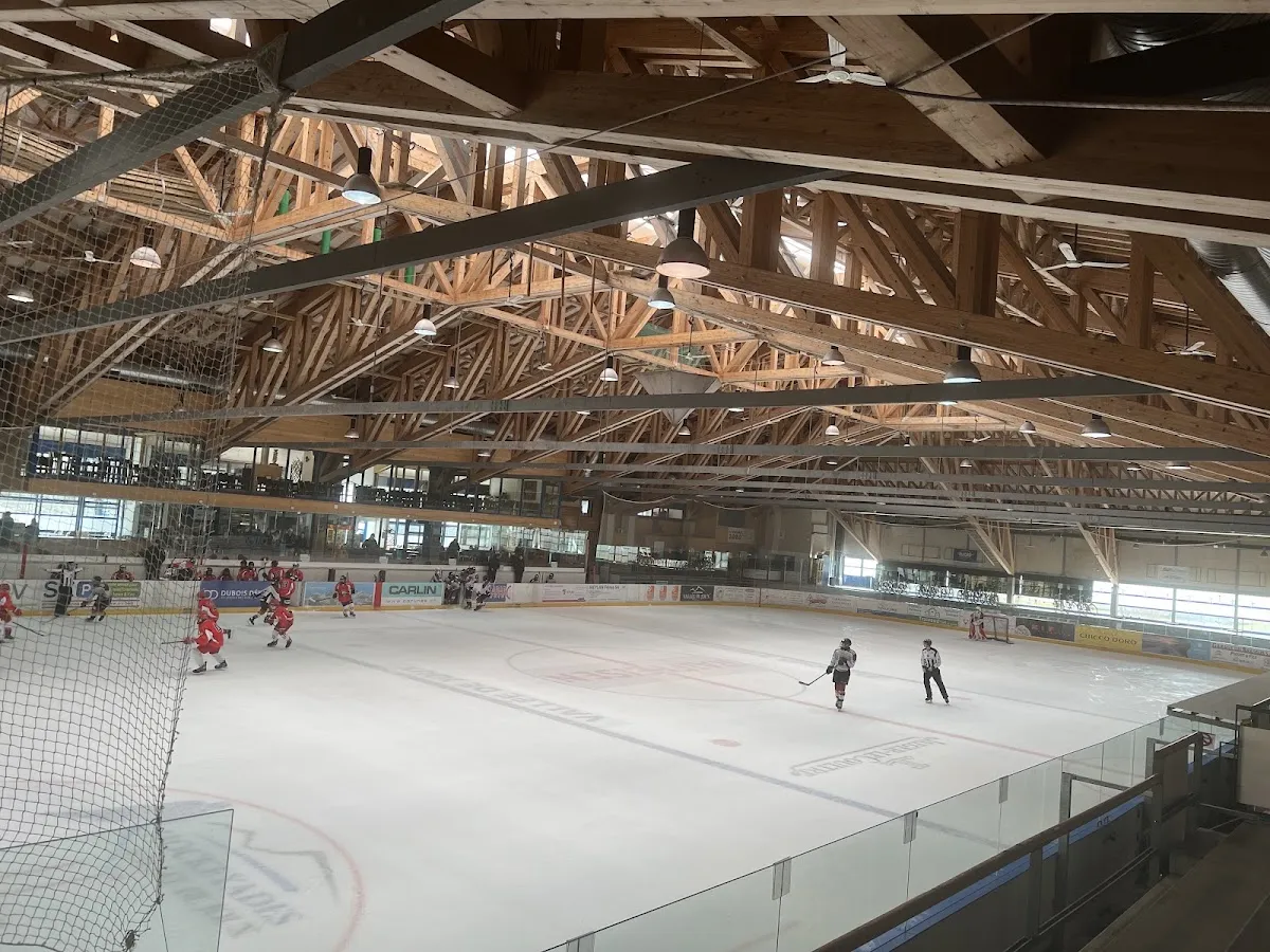 The timber-roofed ice of the Centre Sportif Vallée de Joux — Patinoire du Centre sportif Vallée de Joux