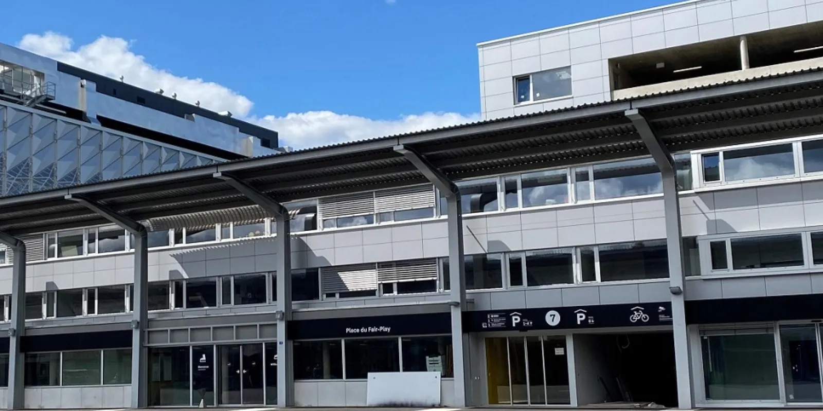 La façade d’entrée de la patinoire communale Saint-Léonard (P2) à Fribourg — Patinoire communale Saint-Léonard