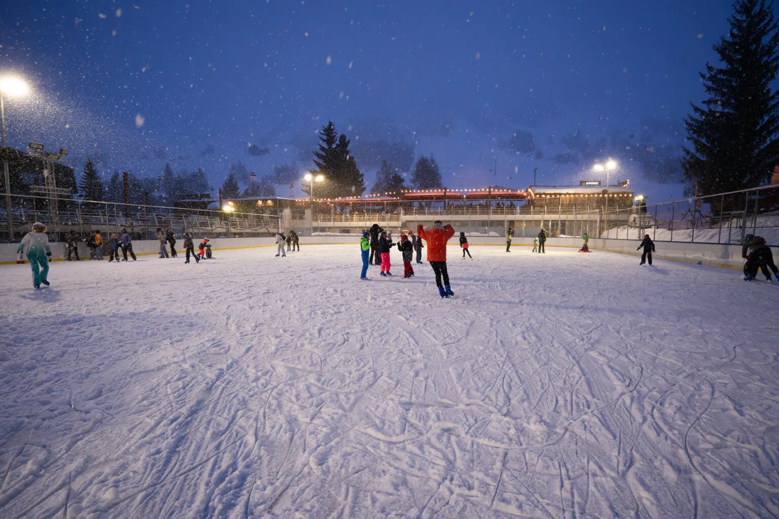 The open-air ice at the Croisette complex in the evening — Patinoire des Deux Alpes