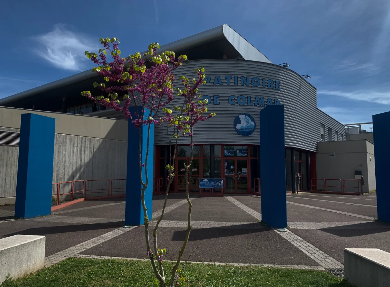 The entrance of the Patinoire de Colmar, 15 rue Robert Schuman — Patinoire de Colmar