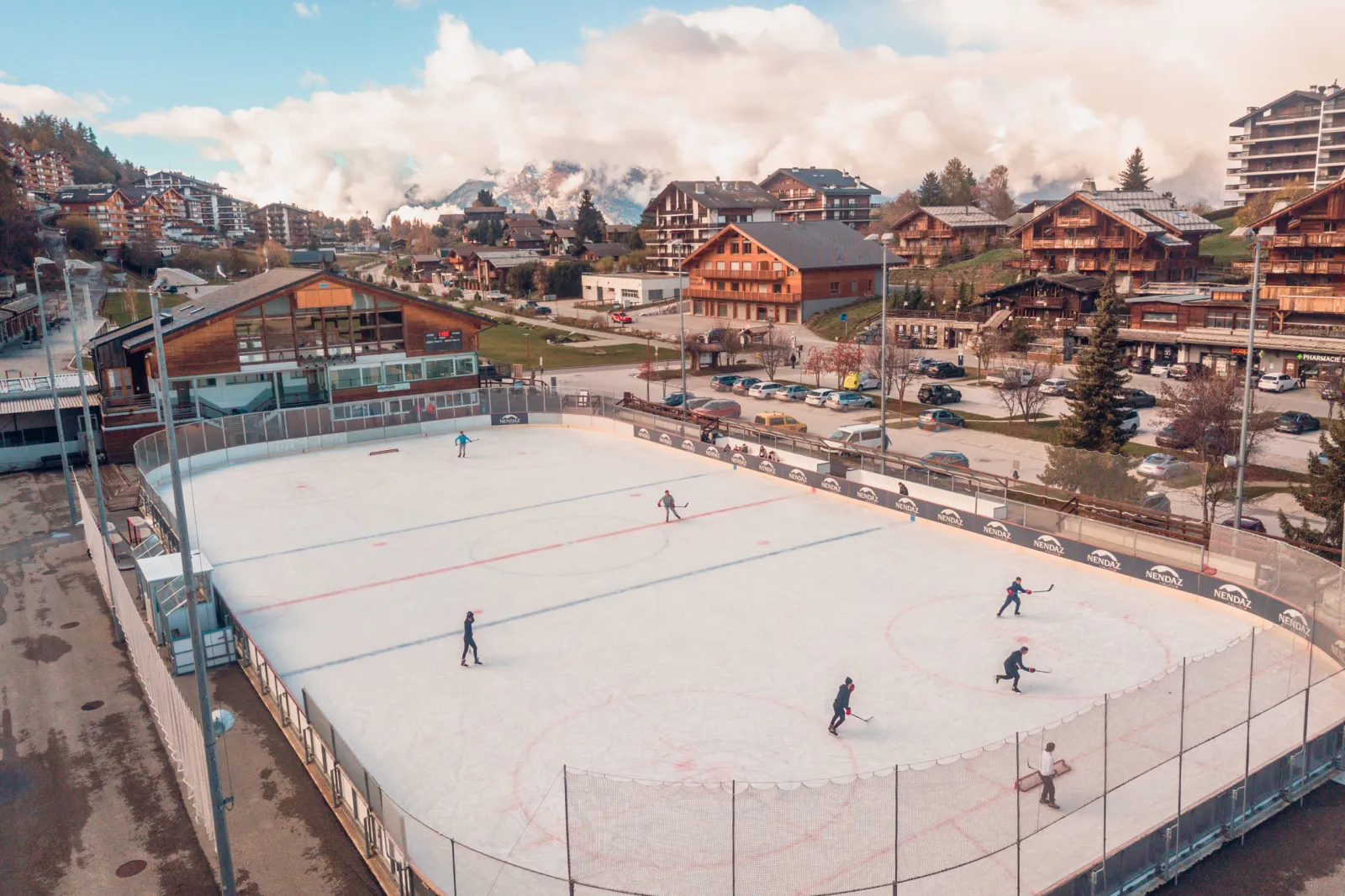 The open-air rink of Haute-Nendaz in the middle of the resort — Patinoire de Haute-Nendaz