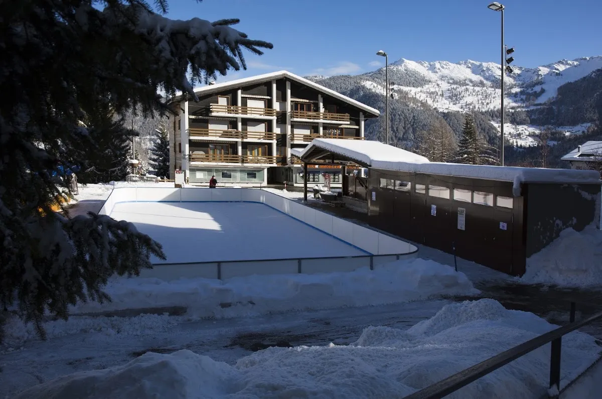 The outdoor rink on the central square of La Tzoumaz in winter — Patinoire de La Tzoumaz