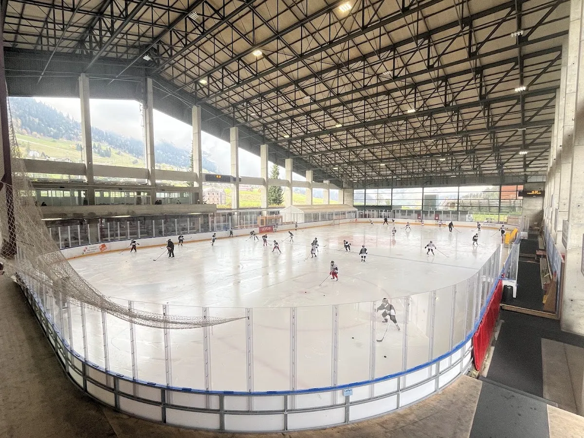 La glace de la patinoire de Leysin sous son toit en acier — Patinoire de Leysin