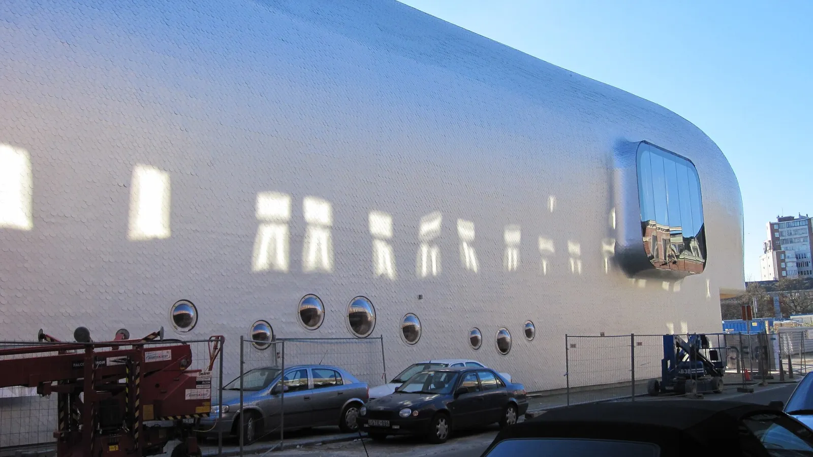 De met aluminium schubben beklede buitenschil van de Patinoire de Liège, gefotografeerd in november 2012 terwijl de omgeving nog werd afgewerkt – Patinoire de Liège