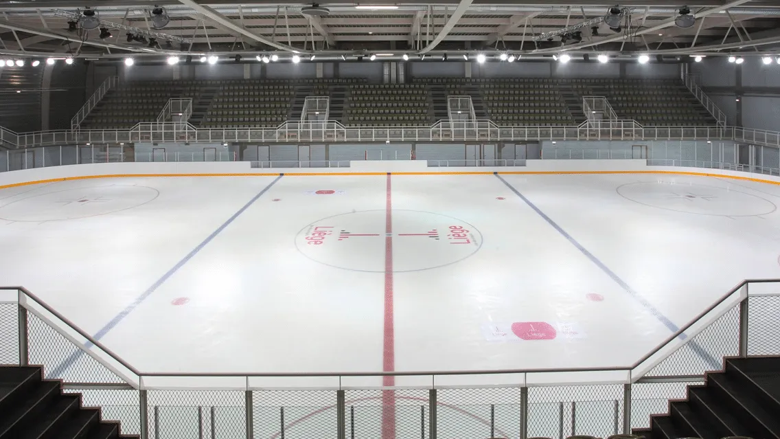 De lege olympische ijsvloer en de tribunes van de Patinoire de Liège – Patinoire de Liège