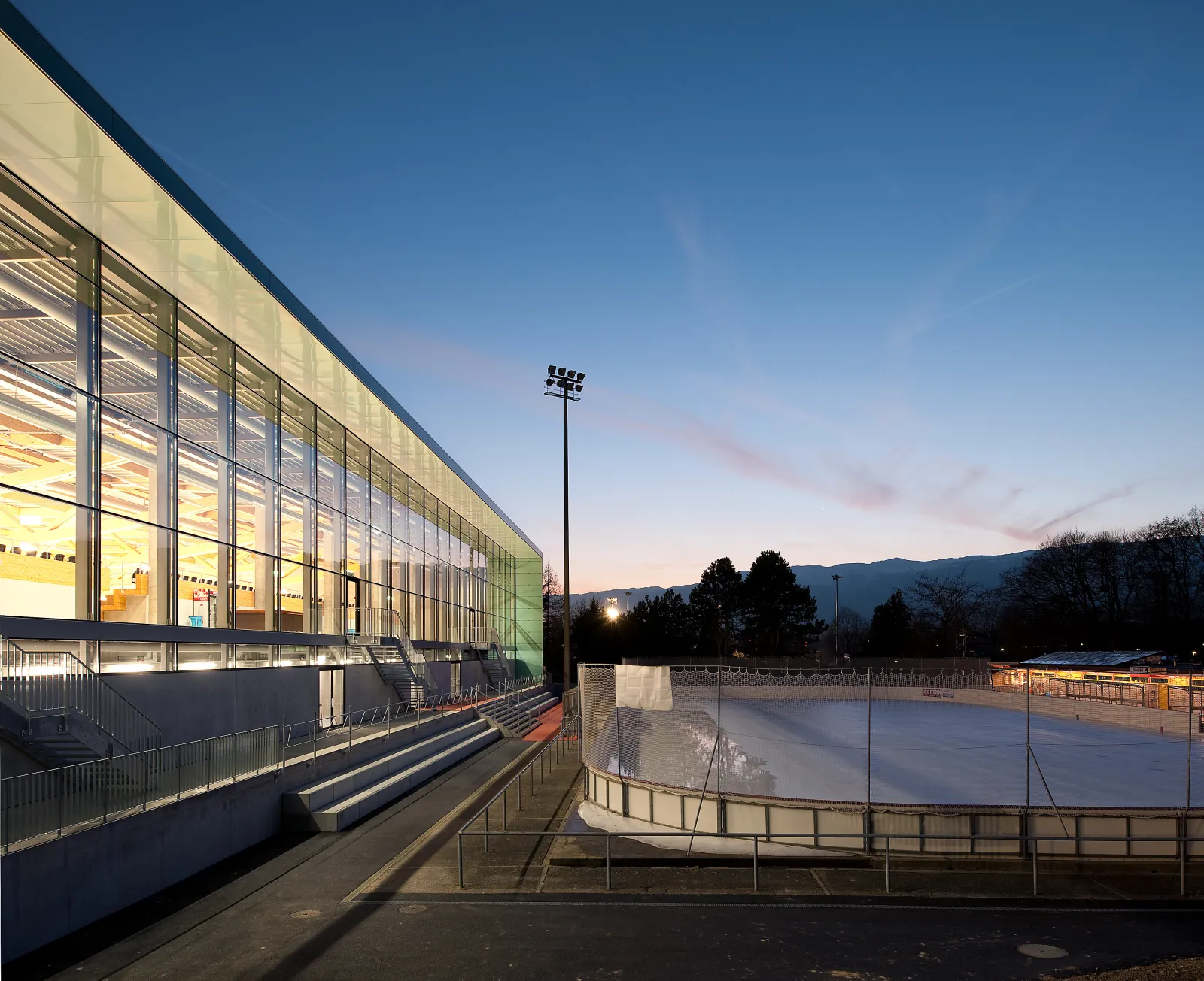 La patinoire couverte des Vergers au crépuscule, avec la patinoire en plein air à côté — Patinoire des Vergers