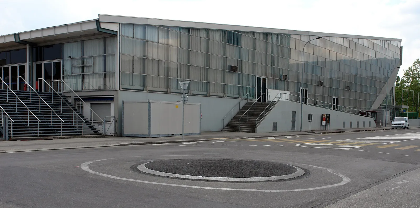 The Patinoire des Vernets seen from the street, glass-clad hall by the architects Cingria, Maurice and Duret — Patinoire des Vernets