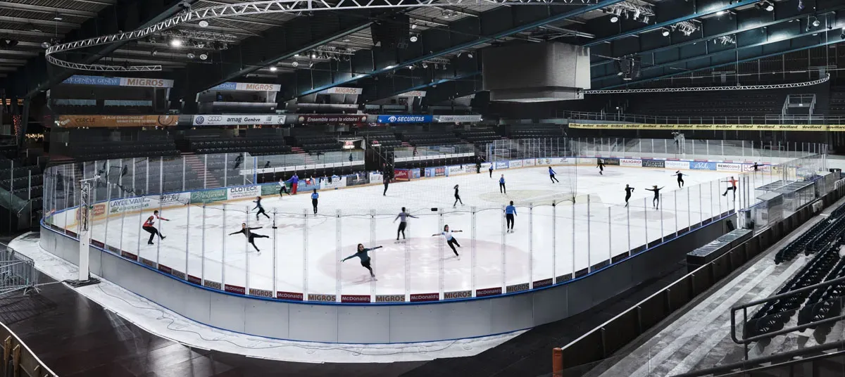 Skaters on the ice of the Patinoire des Vernets — Patinoire des Vernets