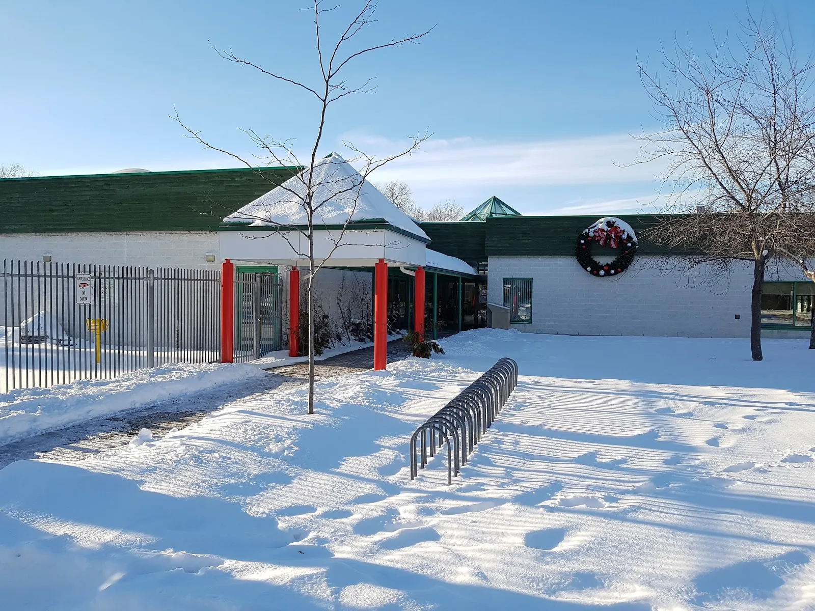The entrance to the Surrey Aquatic and Community Centre in winter — Patinoire du centre aquatique et communautaire Surrey