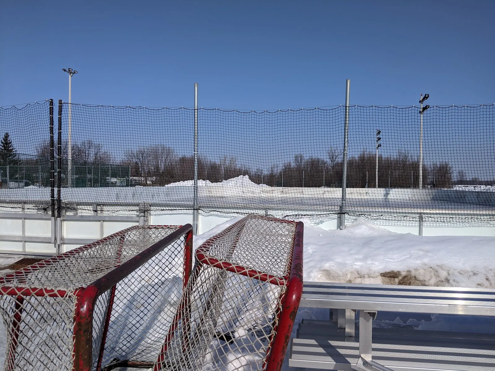 The outdoor rink beside the Surrey Aquatic and Community Centre in winter, boards, netting and hockey goals — Patinoire du centre aquatique et communautaire Surrey
