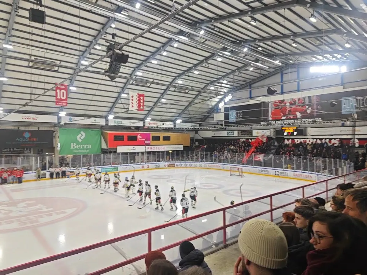 The covered ice of the Forum d'Octodure during a hockey match — Patinoire du Forum d'Octodure
