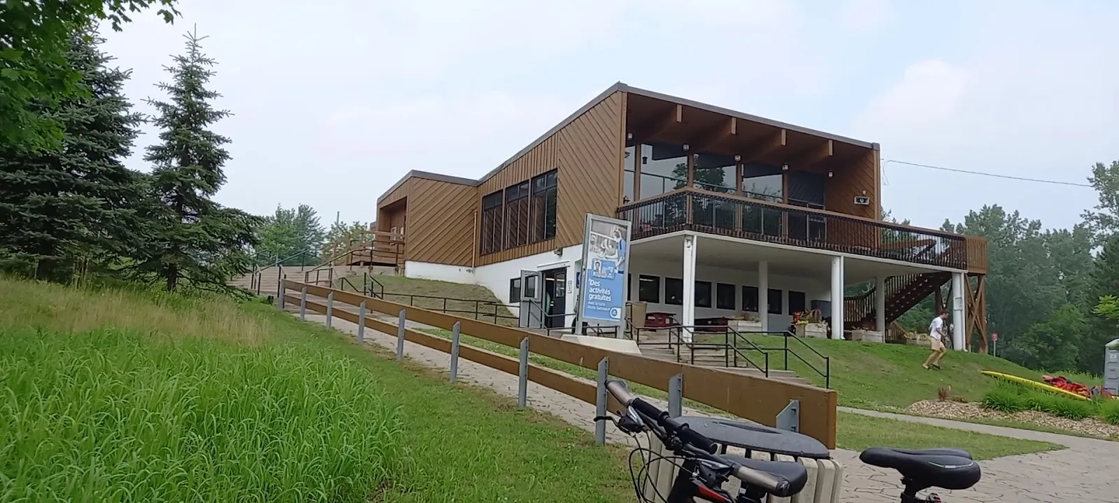 The outside of Patinoire du parc du Lac-Beauchamp (Gatineau), in a photo from its Google Maps listing. — Patinoire du parc du Lac-Beauchamp (Gatineau)