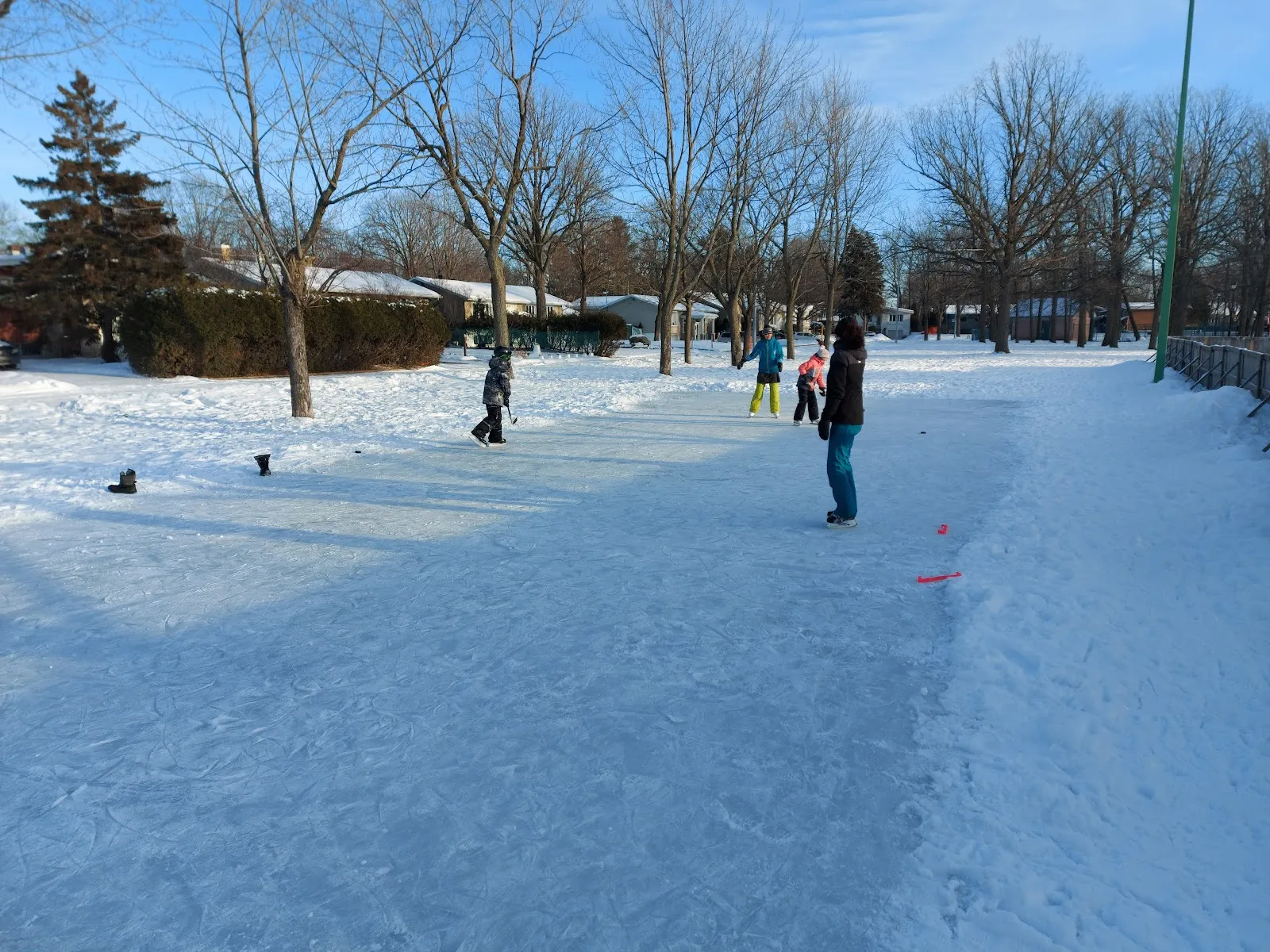 Skaters on the park ice at Parc Laviolette in winter — Patinoire du parc Laviolette (Longueuil)