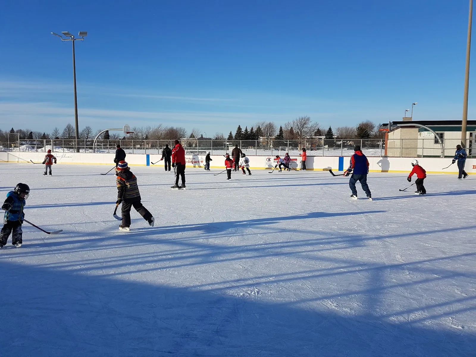 Skaters and young hockey players on the boarded outdoor rink at Parc Lionel-Groulx — Patinoire du parc Lionel-Groulx (Longueuil)