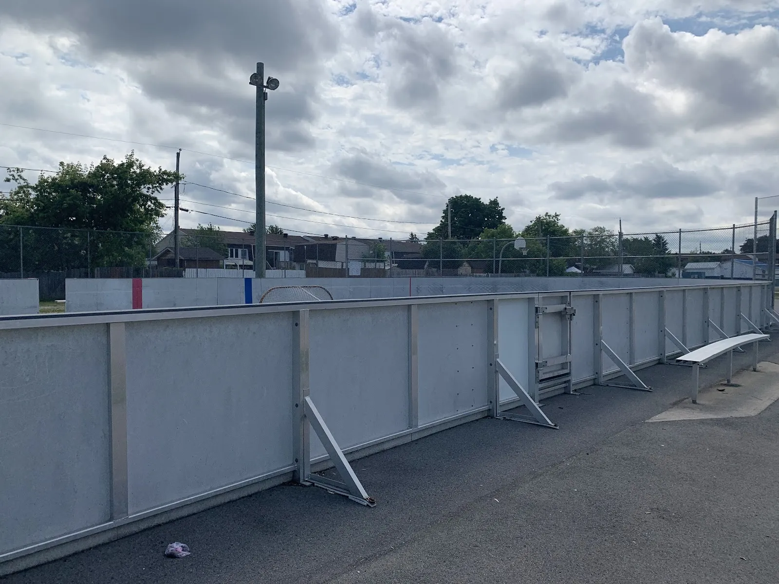 The white boards and benches of the Marcel-Gladu rink in Gatineau in summer — Patinoire du parc Marcel-Gladu (Gatineau)