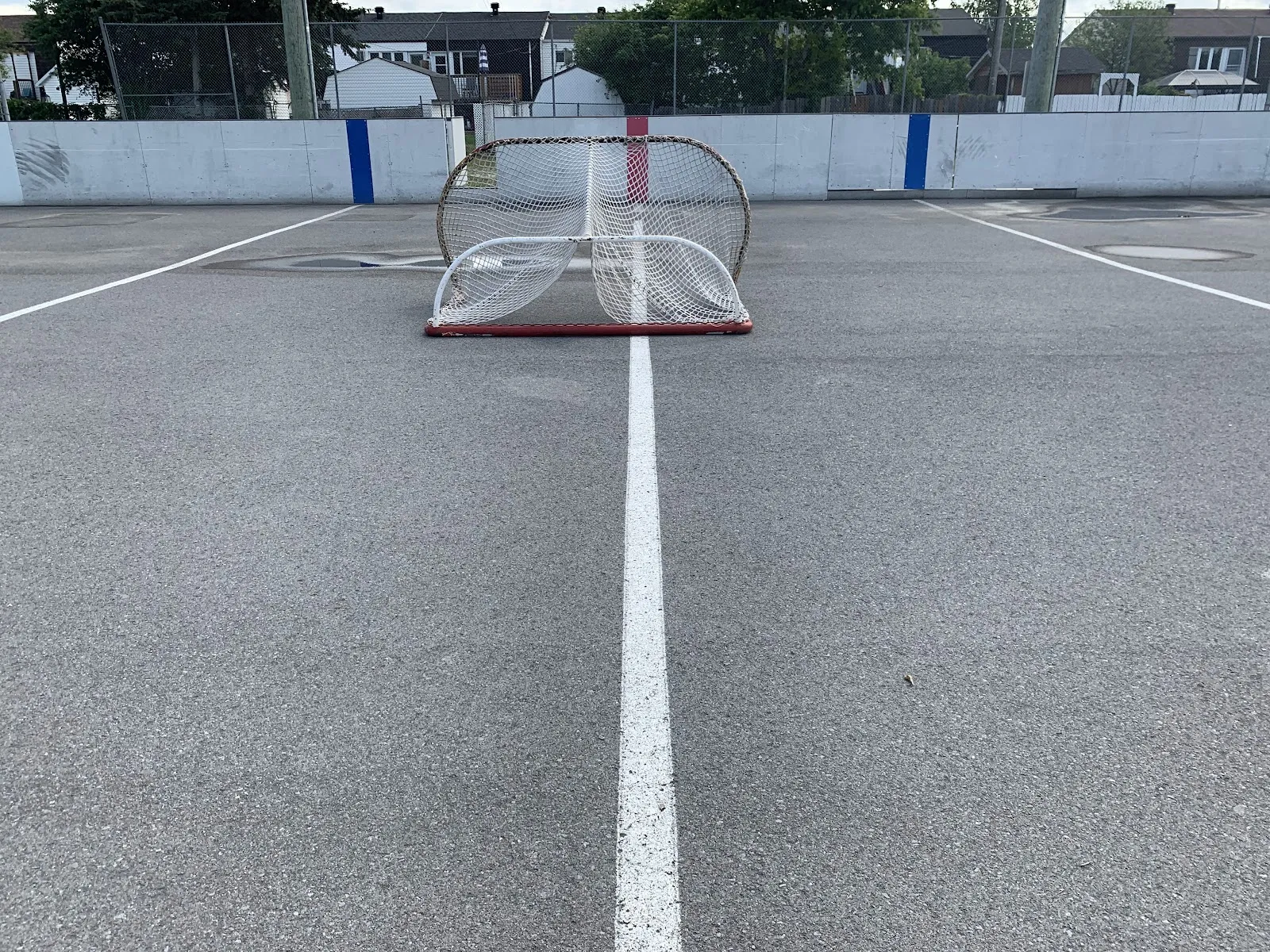 The rink surface and a goal at the Marcel-Gladu rink in Gatineau in summer, with white boards around it — Patinoire du parc Marcel-Gladu (Gatineau)