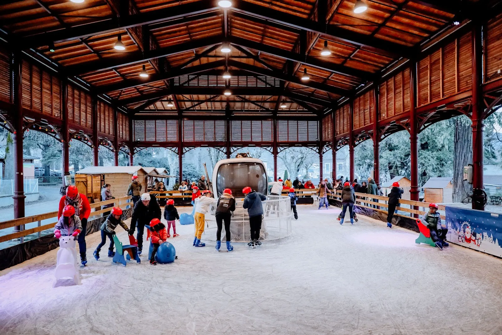 La halle en bois du parc du Casino d'Ax-les-Thermes qui abrite la patinoire d'hiver — Patinoire éphémère d'Ax-les-Thermes