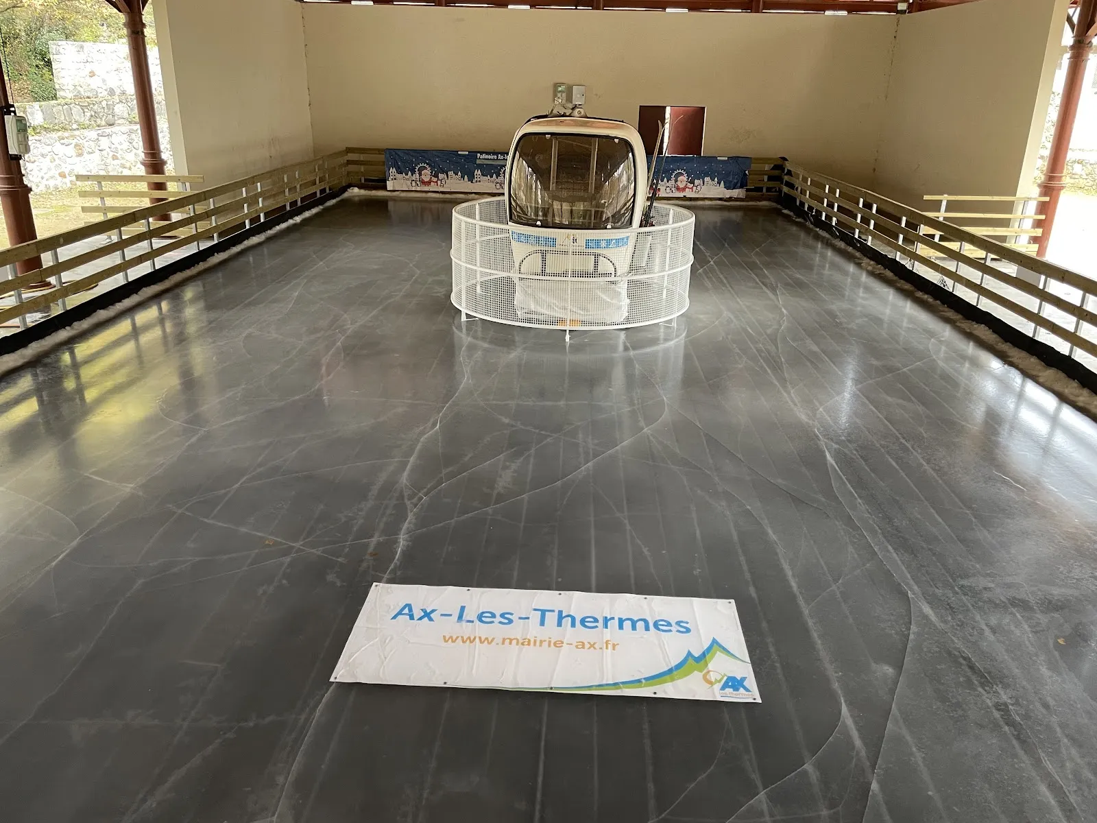La glace vide de la patinoire d'hiver d'Ax-les-Thermes sous la halle de la ville — Patinoire éphémère d'Ax-les-Thermes
