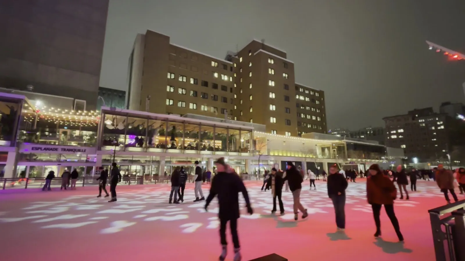 La patinoire de l’esplanade Tranquille et son pavillon vitré, la nuit, dans le Quartier des spectacles — Patinoire de l'esplanade Tranquille