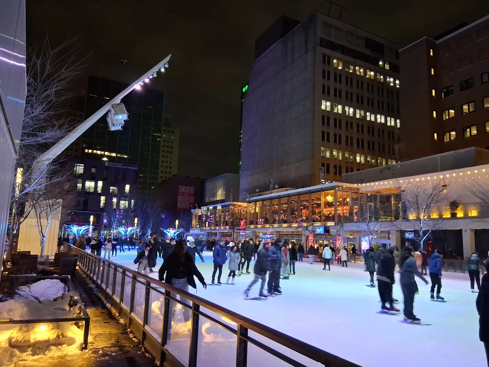 Des patineurs sur la glace éclairée de la patinoire de l’esplanade Tranquille, la nuit, à Montréal — Patinoire de l'esplanade Tranquille