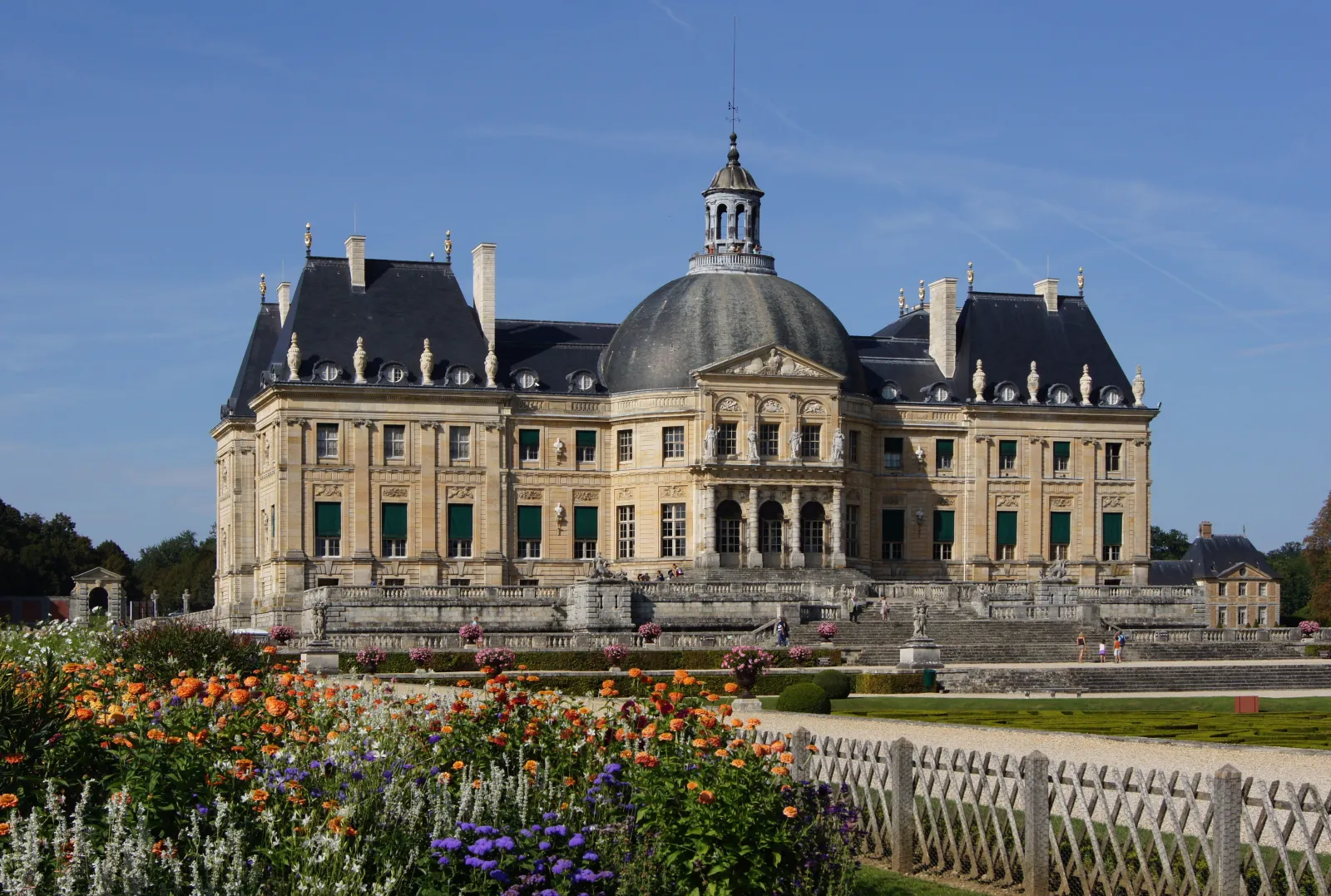 The south façade of the Château de Vaux-le-Vicomte seen from the gardens — Patinoire du Grand Noël, Château de Vaux-le-Vicomte (Maincy)