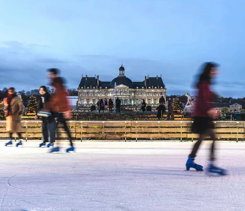 Skaters on the temporary ice rink in front of the Château de Vaux-le-Vicomte during the 2025 Grand Noël — Patinoire du Grand Noël, Château de Vaux-le-Vicomte (Maincy)