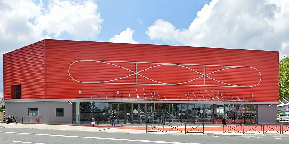 La façade rouge de la patinoire municipale de l’avenue Jacques Cœur, à Poitiers — Patinoire de Grand Poitiers