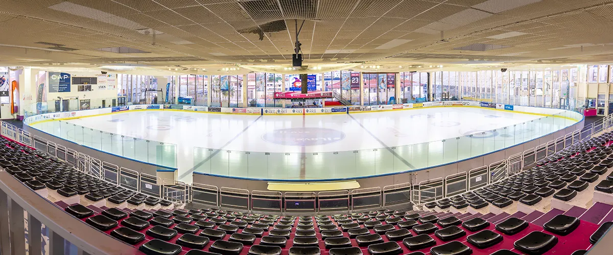 La patinoire et les gradins de la patinoire Jean Bouin à Nice, vus depuis la tribune haute (photo de la page de la Ville de Nice) — Patinoire Jean Bouin
