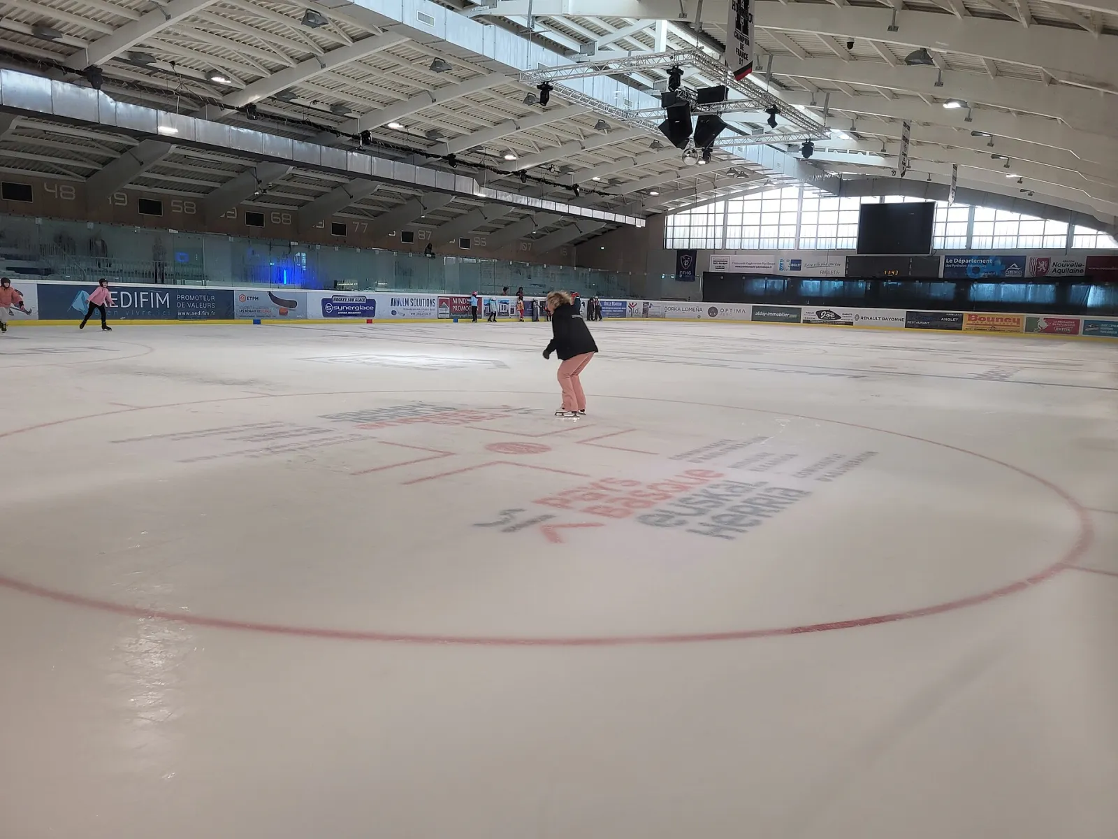La glace de 56 sur 26 mètres de la patinoire de la Barre à Anglet pendant une séance publique. — Patinoire de la Barre