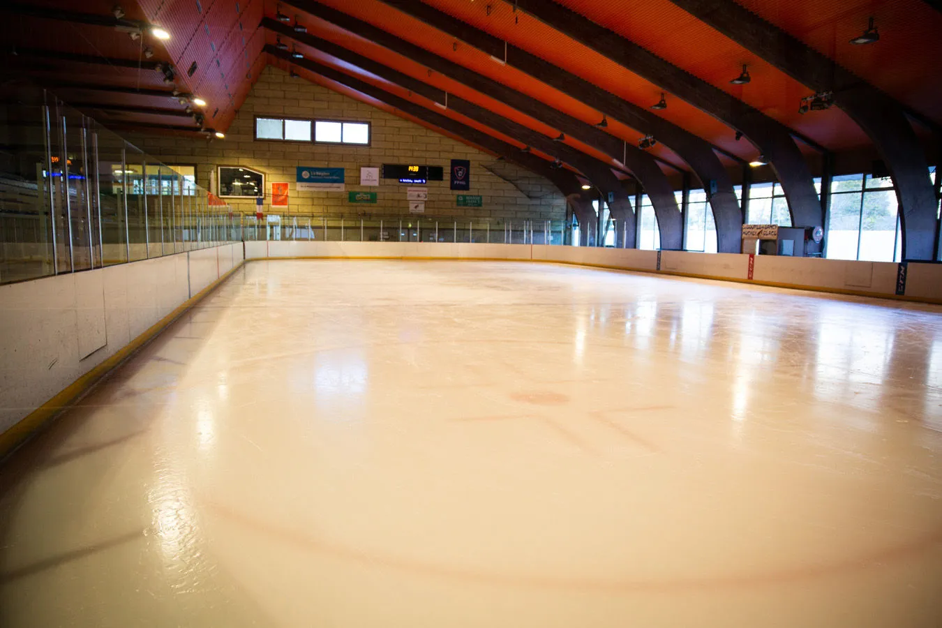 La glace vide de la patinoire du Mont-Dore sous sa charpente en bois — Patinoire du Mont-Dore
