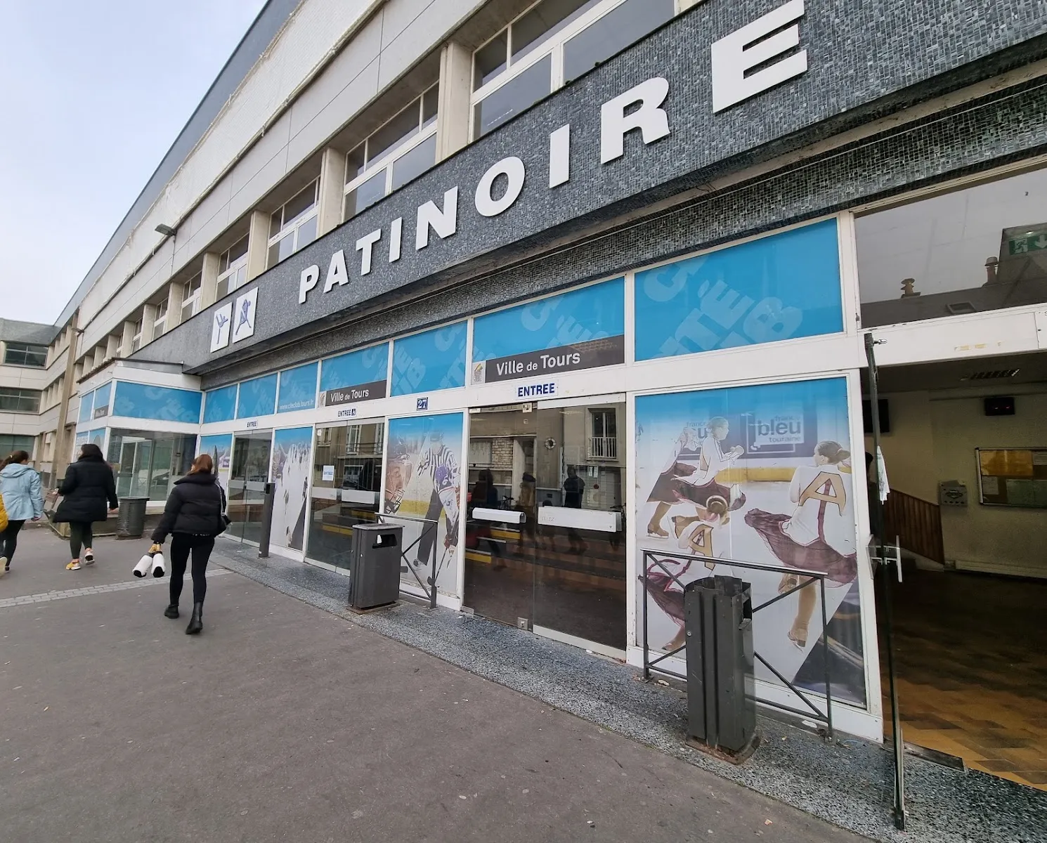 La façade sur rue de la patinoire municipale de Tours, avec PATINOIRE en lettres au-dessus des guichets vitrés et de l’entrée — Patinoire municipale de Tours