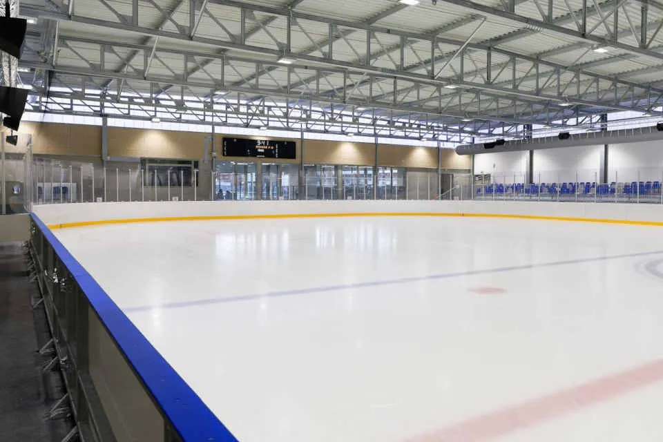 The ice, blue boards and steel roof of the Patinoire de Nîmes (photo on the Ville de Nîmes page) — Patinoire de Nîmes