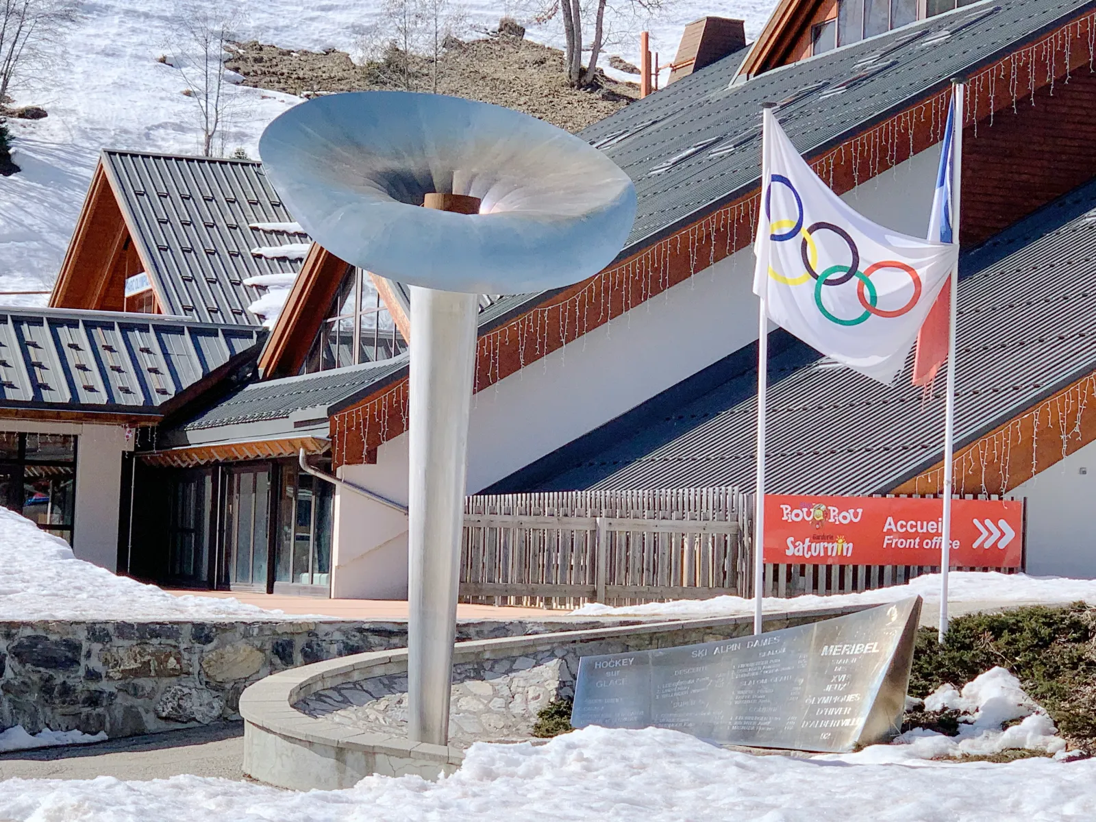 La vasque de la flamme olympique devant le Parc Olympique de Méribel, qui abrite la patinoire — Patinoire du Parc Olympique de Méribel