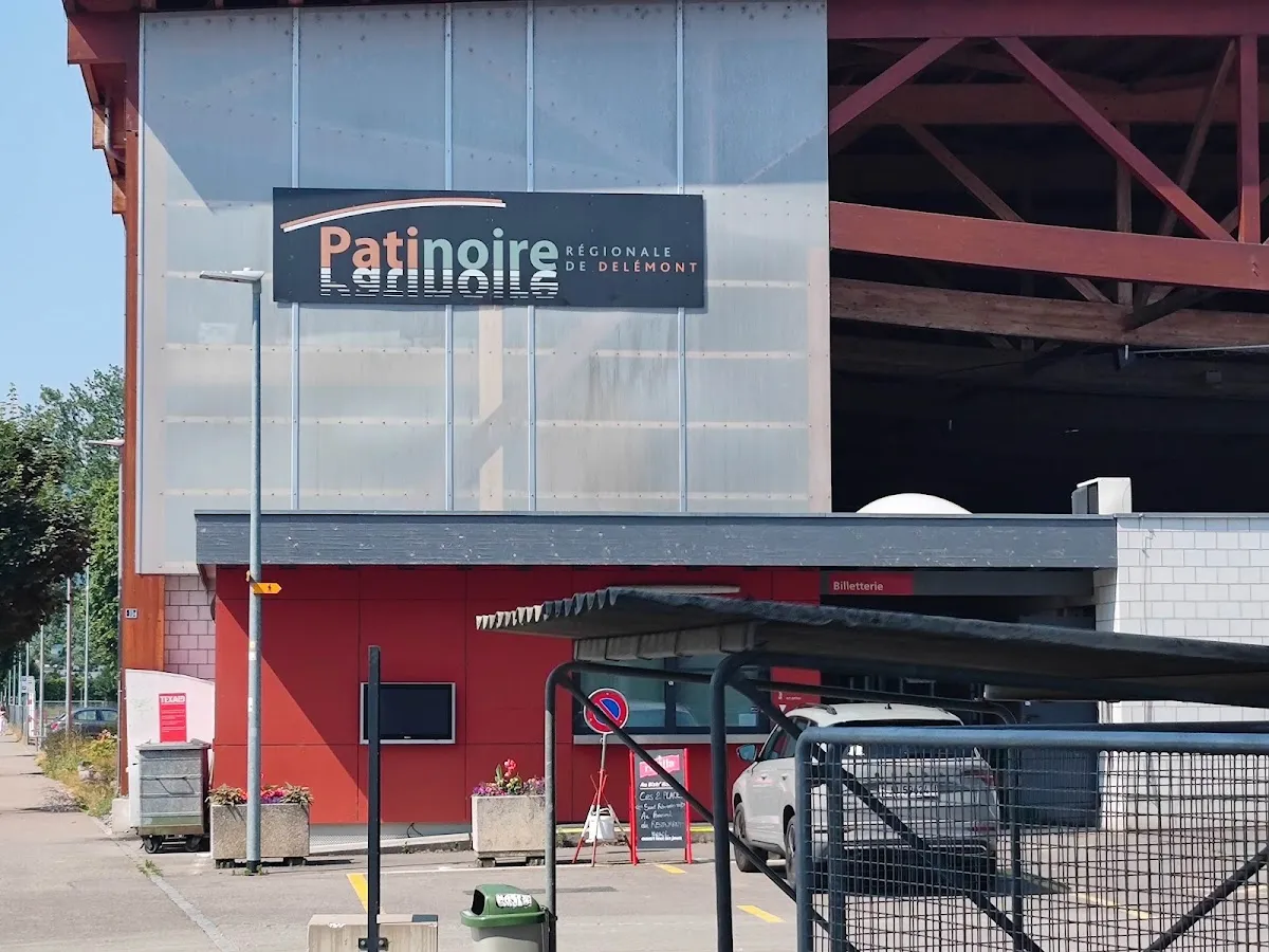L’entrée de la patinoire régionale de Delémont, avec l’enseigne de la patinoire — Patinoire régionale de Delémont